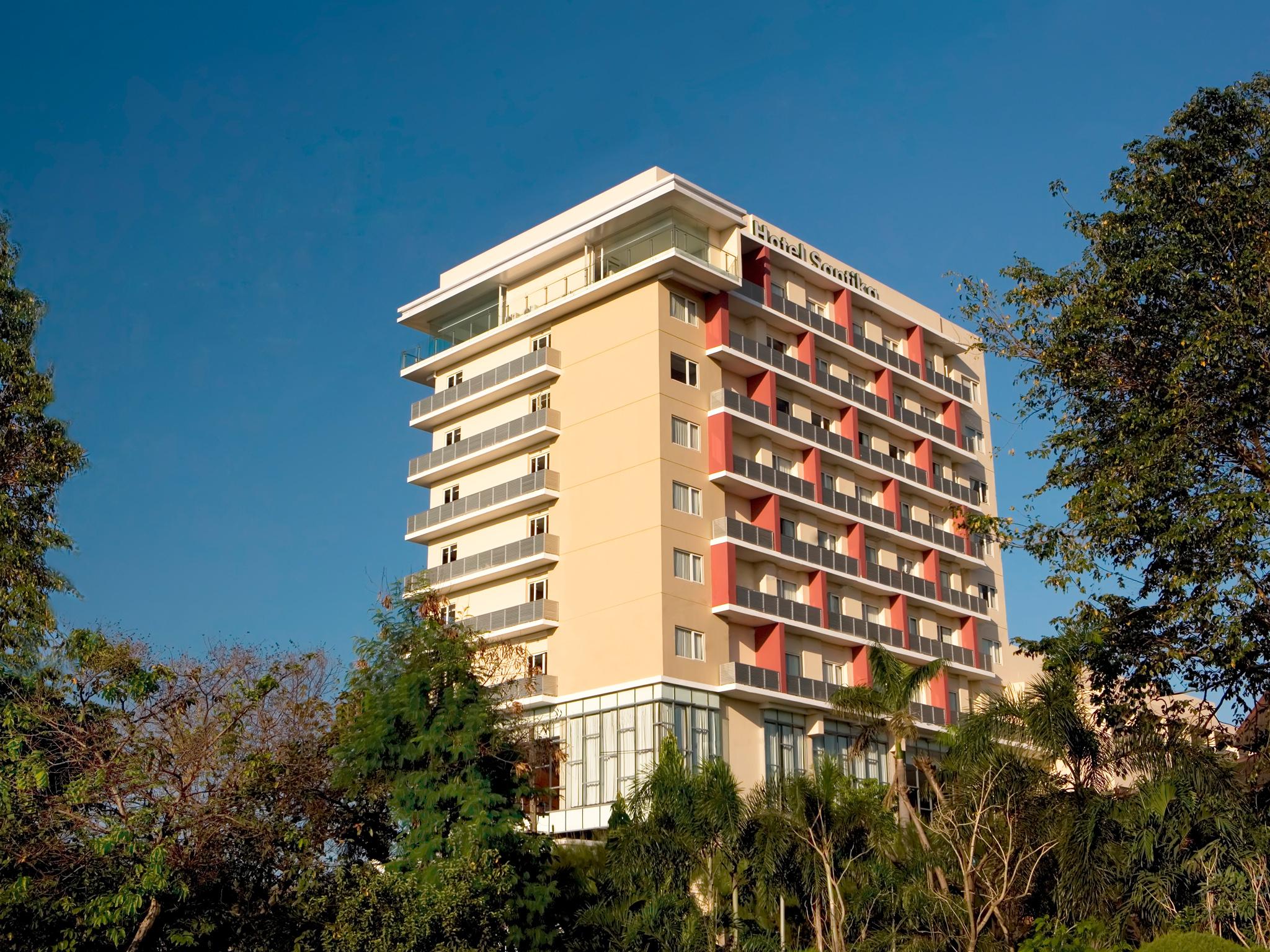The Capital Hotel Surabaya Exteriör bild