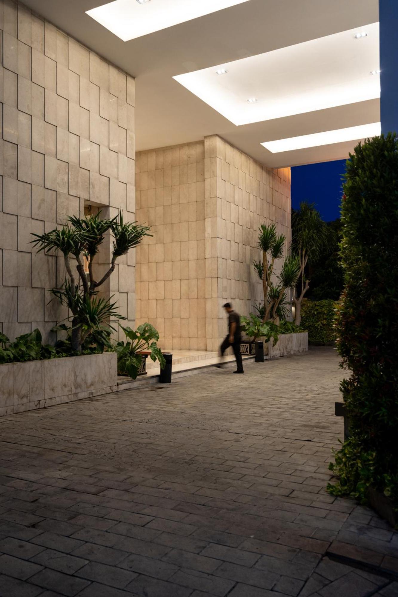 The Capital Hotel Surabaya Exteriör bild