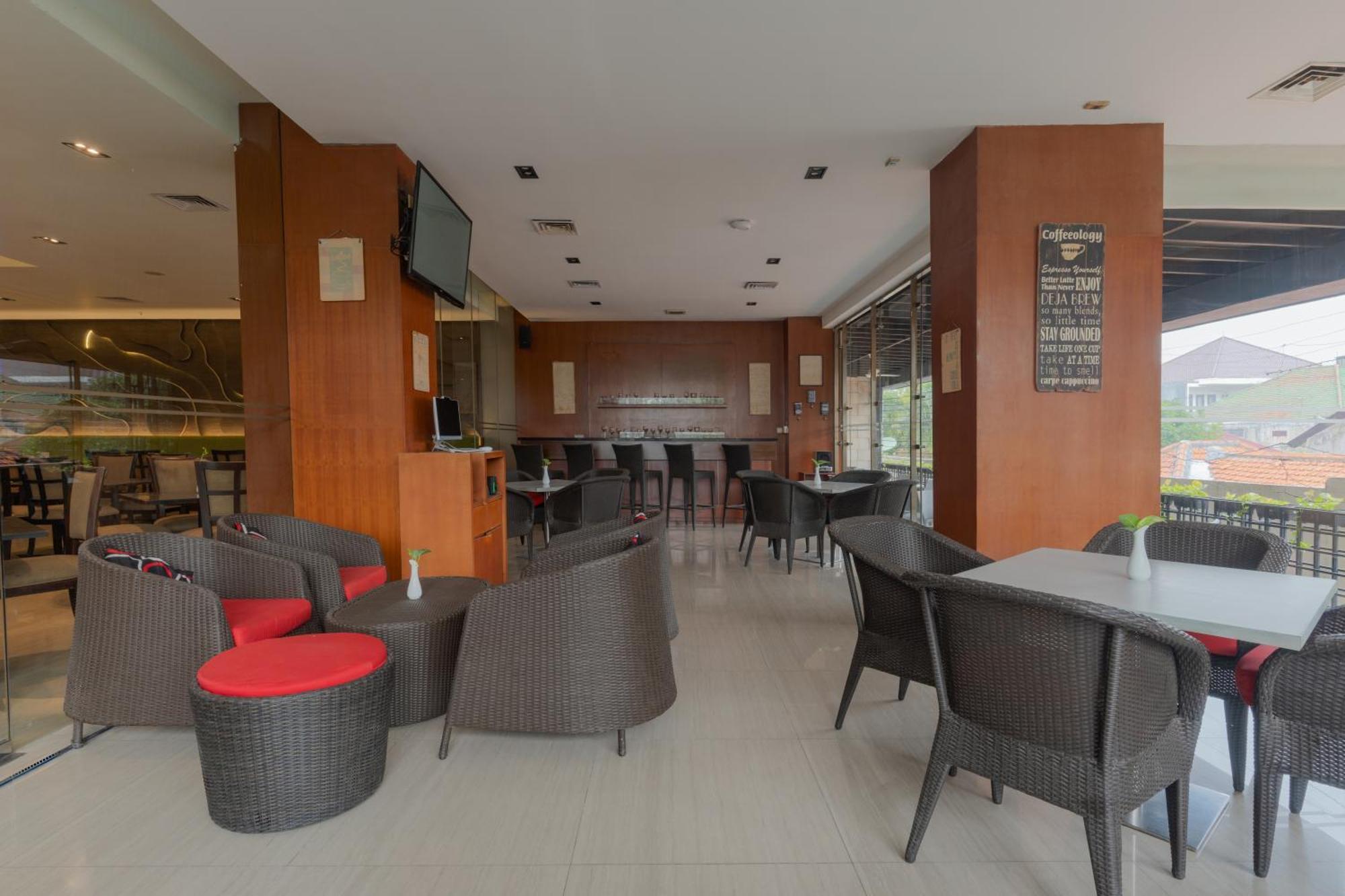 The Capital Hotel Surabaya Exteriör bild