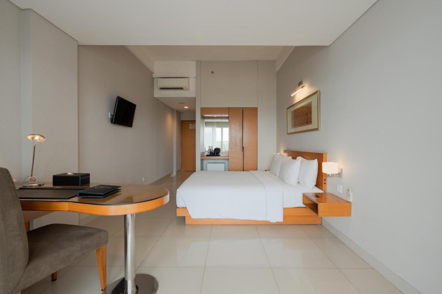 The Capital Hotel Surabaya Exteriör bild