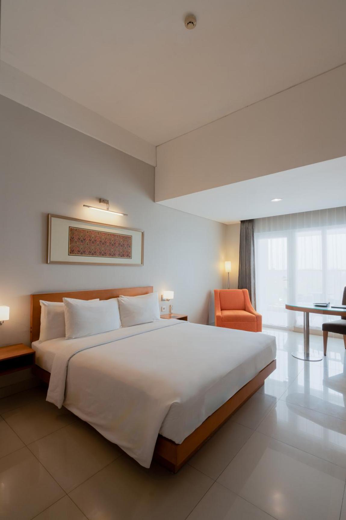The Capital Hotel Surabaya Exteriör bild