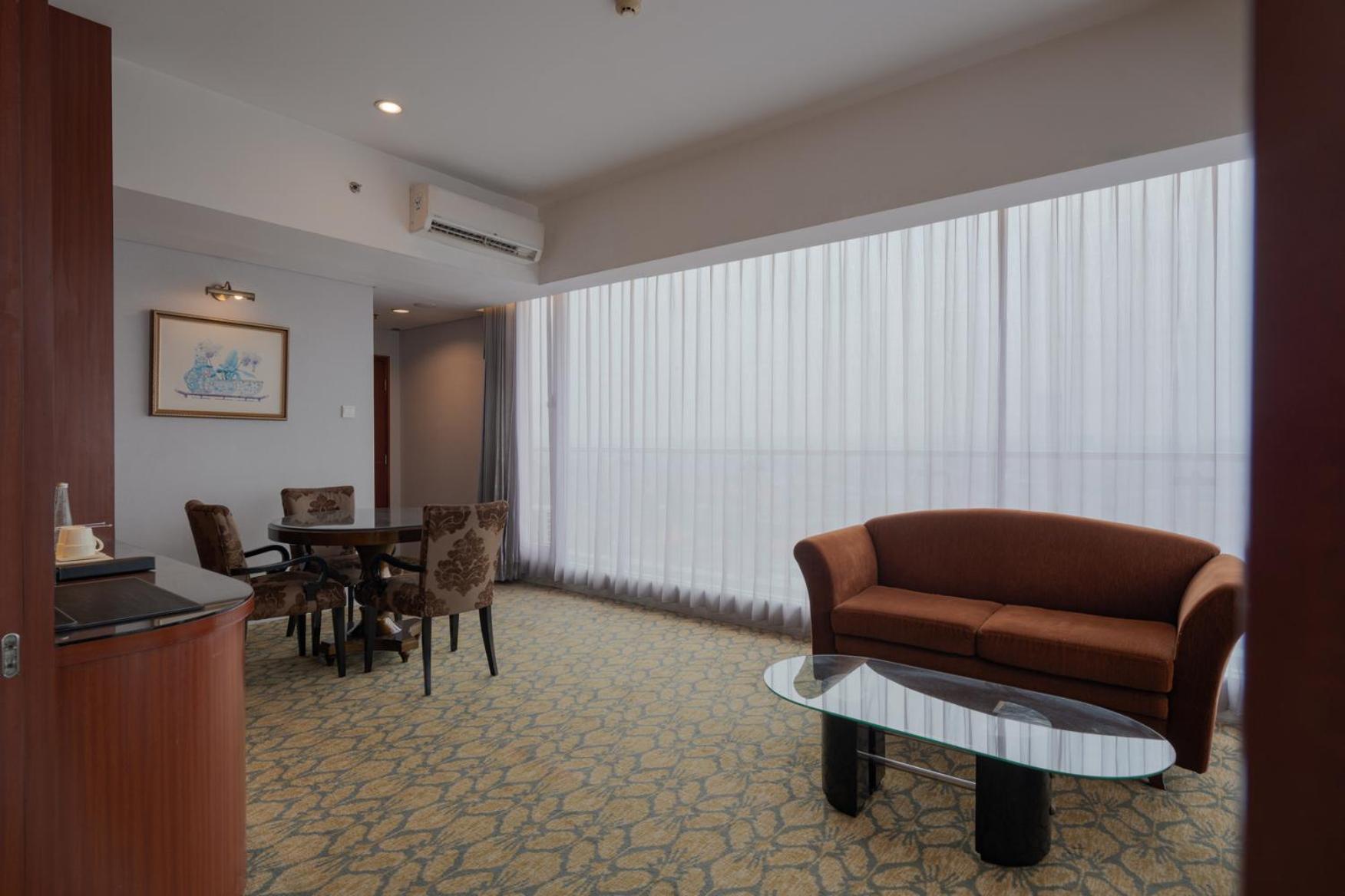 The Capital Hotel Surabaya Exteriör bild