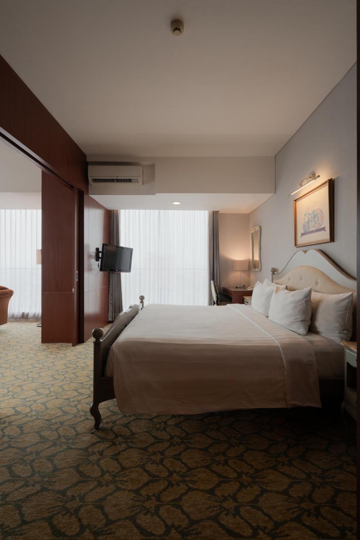 The Capital Hotel Surabaya Exteriör bild