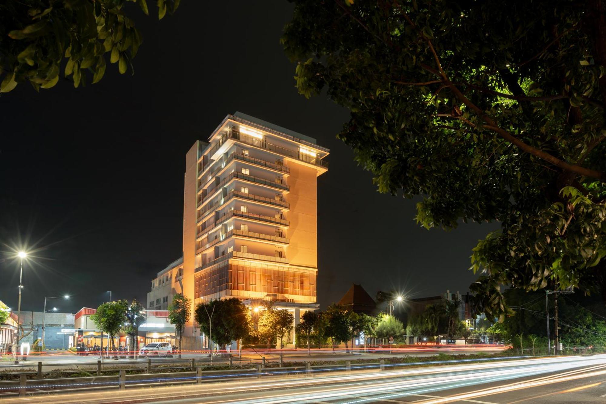 The Capital Hotel Surabaya Exteriör bild