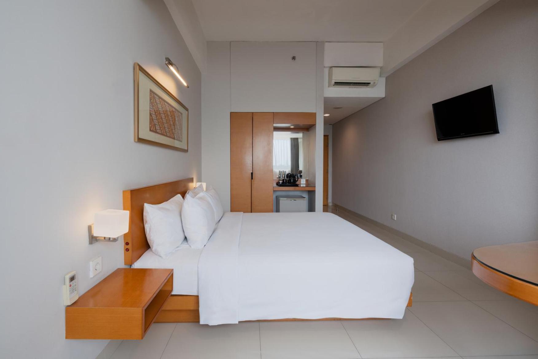 The Capital Hotel Surabaya Exteriör bild