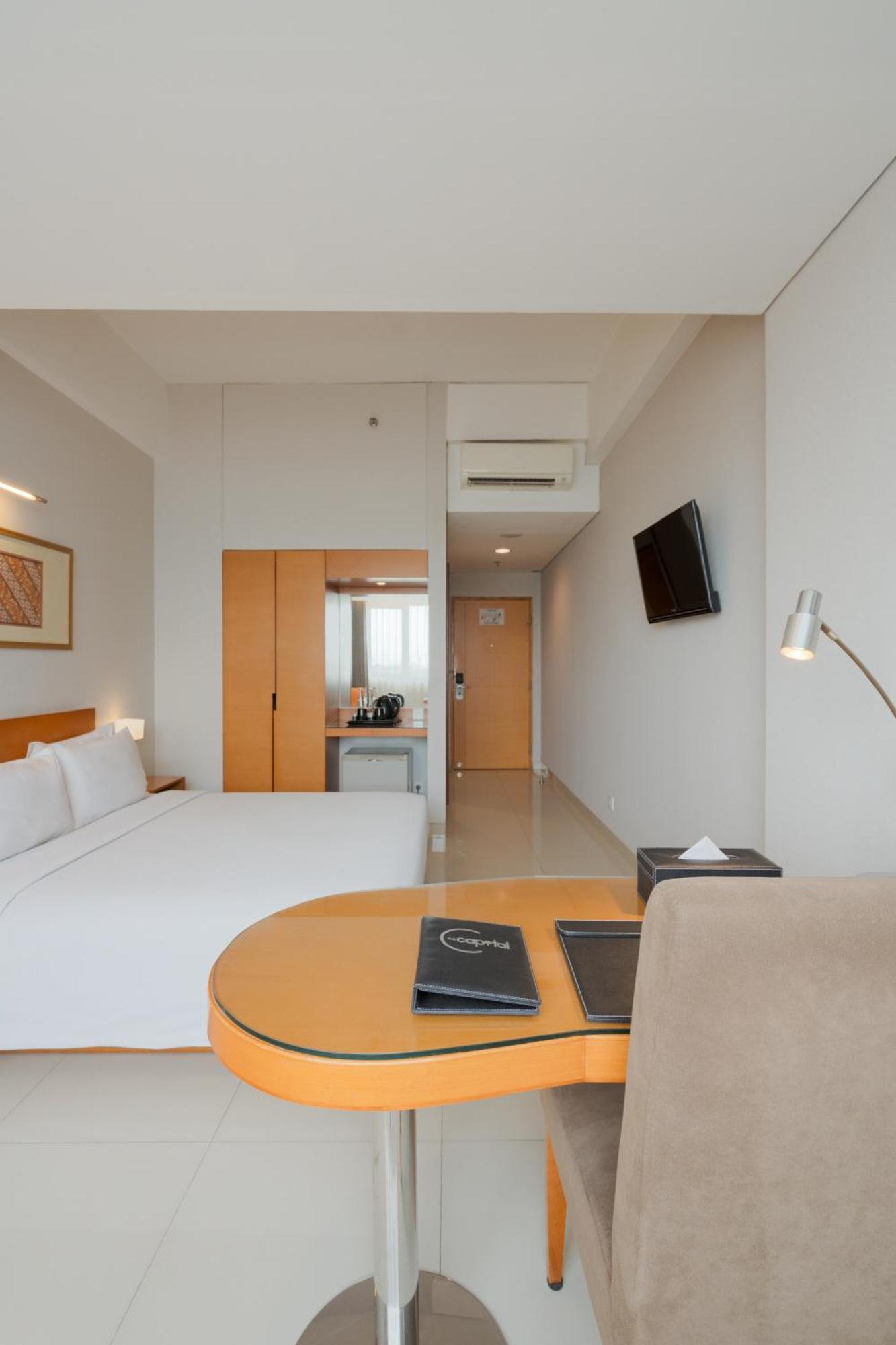 The Capital Hotel Surabaya Exteriör bild