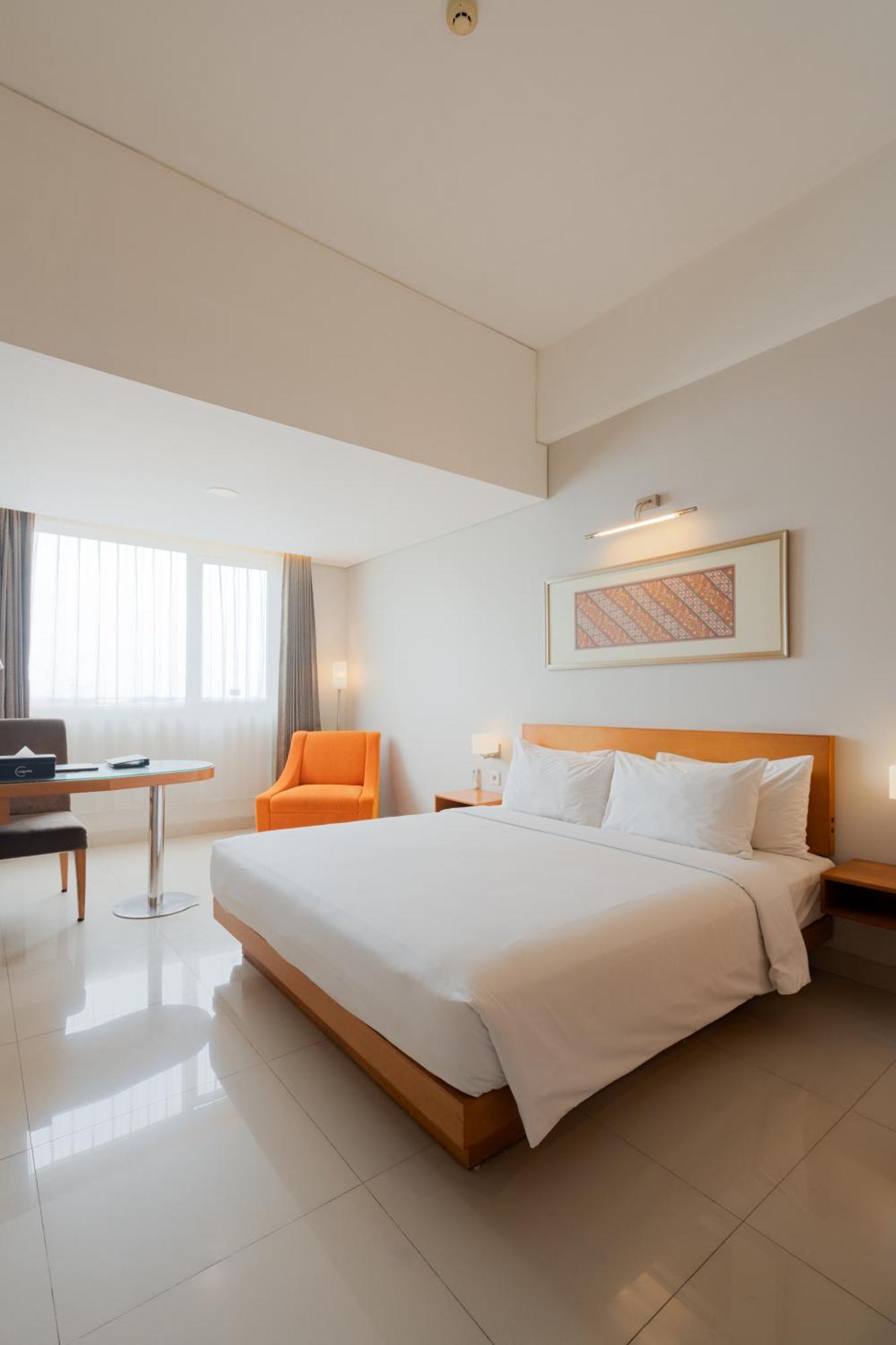 The Capital Hotel Surabaya Exteriör bild