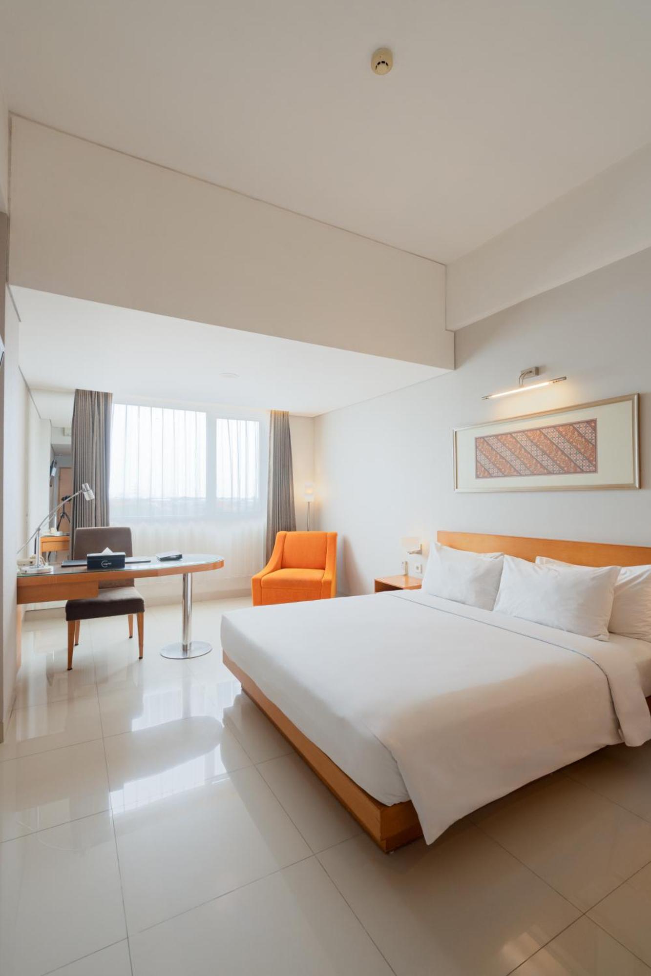 The Capital Hotel Surabaya Exteriör bild